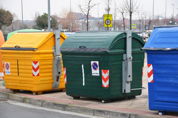 contenedores de basura en la calle