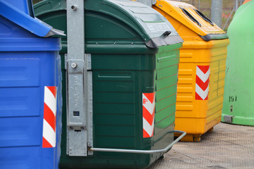 contenedores para el reciclaje en la calle