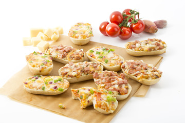 Fototapeta na wymiar Baguette-Brötchen mit Käse und Pepperoni und Würstel mit Zwiebel