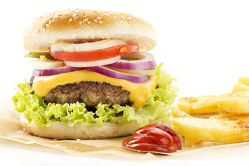 Selbstgemachter Cheeseburger mit Hackfleisch und Pommes Frites