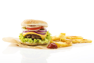 Selbstgemachter Cheeseburger mit Hackfleisch und Pommes Frites
