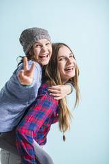 Beste Freundin wird Huckepack getragen und macht Victory Zeichen