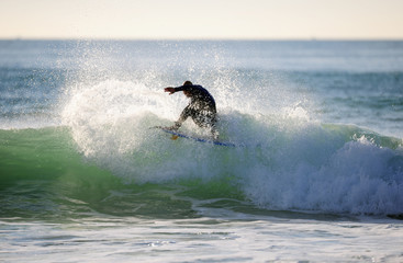 Surfer in Grüner Welle