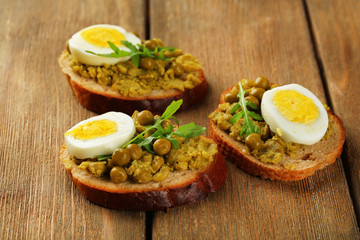Sandwiches with green peas paste and boiled egg
