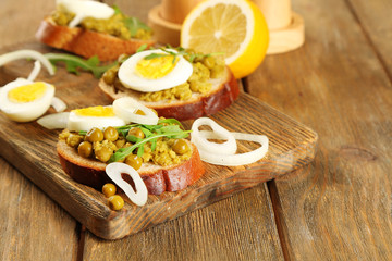 Sandwiches with green peas paste and boiled egg with onion