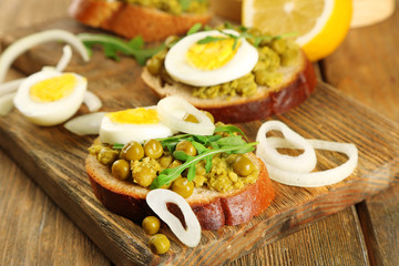 Sandwiches with green peas paste and boiled egg with onion