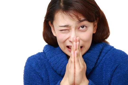 頼み込む