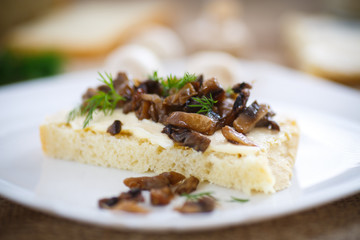 sandwich with mushrooms