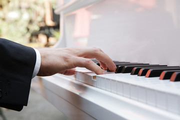 weißes klavier bei einer hochzeit