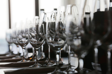 gedeckter Tisch mit Weingl&auml;sern