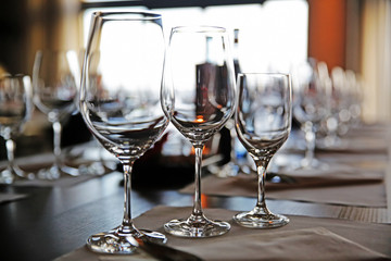 gedeckter Tisch mit Weingläsern