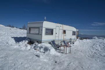 Fototapete car caravan in the snow winter holidays © sea and sun