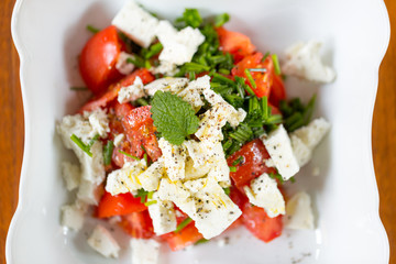 Salat mit Tomaten und Schafskäse