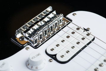 Electric guitar bridge with strings