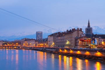 Fototapeta na wymiar Grenoble am Abend, Frankreich