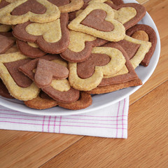 biscotti al cioccolato a forma di cuore su piatto