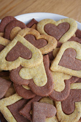 biscotti al cioccolato a forma di cuore su piatto
