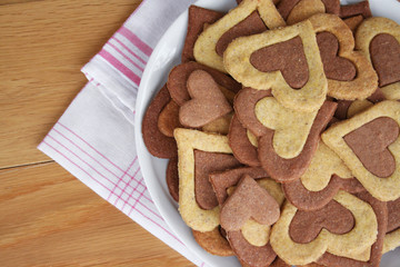 biscotti al cioccolato a forma di cuore su piatto
