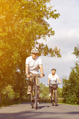 Paar Senioren fährt Rad im Sommer