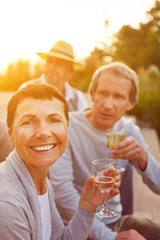 Frau feiert Geburtstag mit Champagner