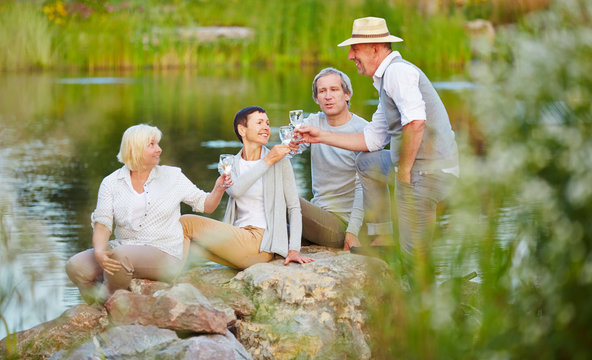 Gruppe Senioren prostet sich mit Sekt zu
