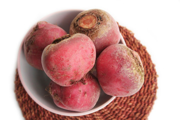 rape rosse crude su ciotola_ sfondo bianco