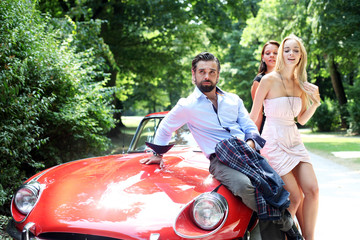 Gentlemen und Mädchen am Oldtimer