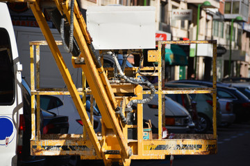 jaula metalica de un elevador industrial