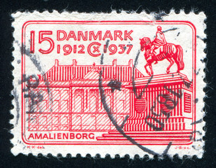 Equestrian Statue of Frederik V and Amalienborg Palace