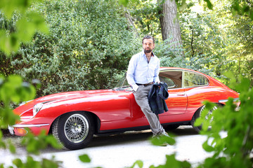 Mann am roten Roadster