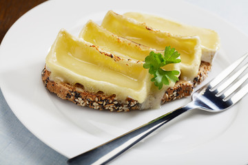 Gratinierter Camembert auf Brot