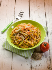 spaghetti with tomatoes green pepper and sesame seeds