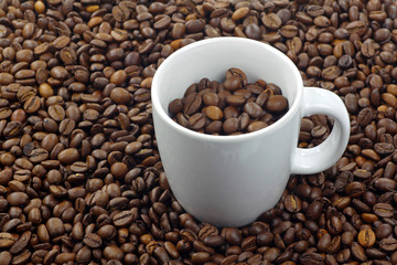 Fototapeta premium coffee cup with coffee beans background