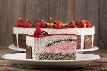 Himbeer-Mohn-Amaretto-Mousse Torte