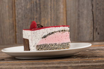Himbeer-Mohn-Amaretto-Mousse Torte