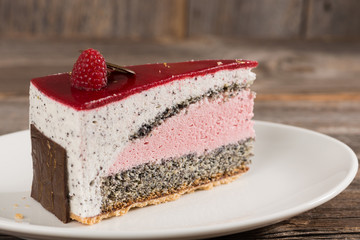 Himbeer-Mohn-Amaretto-Mousse Torte