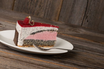 Himbeer-Mohn-Amaretto-Mousse Torte