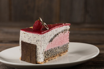 Himbeer-Mohn-Amaretto-Mousse Torte