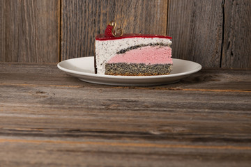 Himbeer-Mohn-Amaretto-Mousse Torte