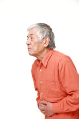 腹痛に襲われる高齢者