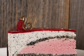 Himbeer-Mohn-Amaretto-Mousse Torte