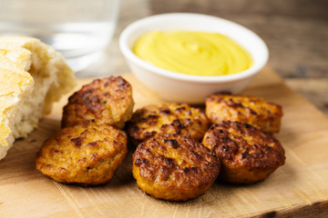 Minifrikadelle mit Senf - Meatball with mustard