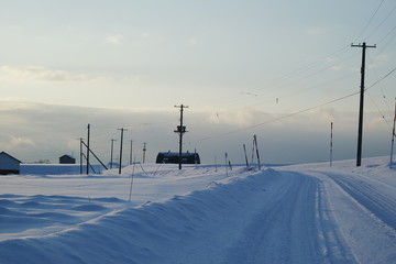 Fototapeta premium 雪原の道