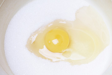 Разбитое яйцо на сахаре