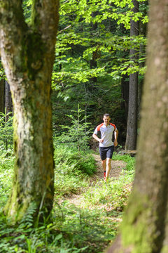 Sportler beim Laufen im Wald