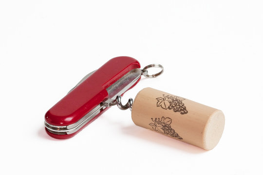 Couteau et tire bouchon sur fond blanc