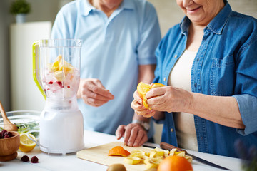 Making smoothie