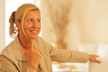 Frau im Wohnzimmer