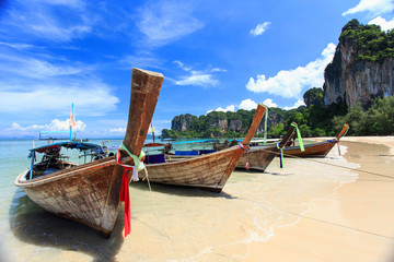 Fototapeta na wymiar Traditional Thai boat, Long tail stand in the sea at Railay beac