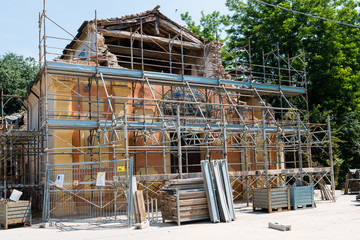 Chiesa crollata con impalcatura in ferro